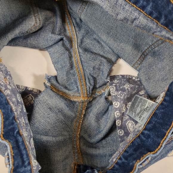 Old Navy Women's Boyfriend Distressed Blue Jean Shorts , Size 6 - Picture 7 of 7